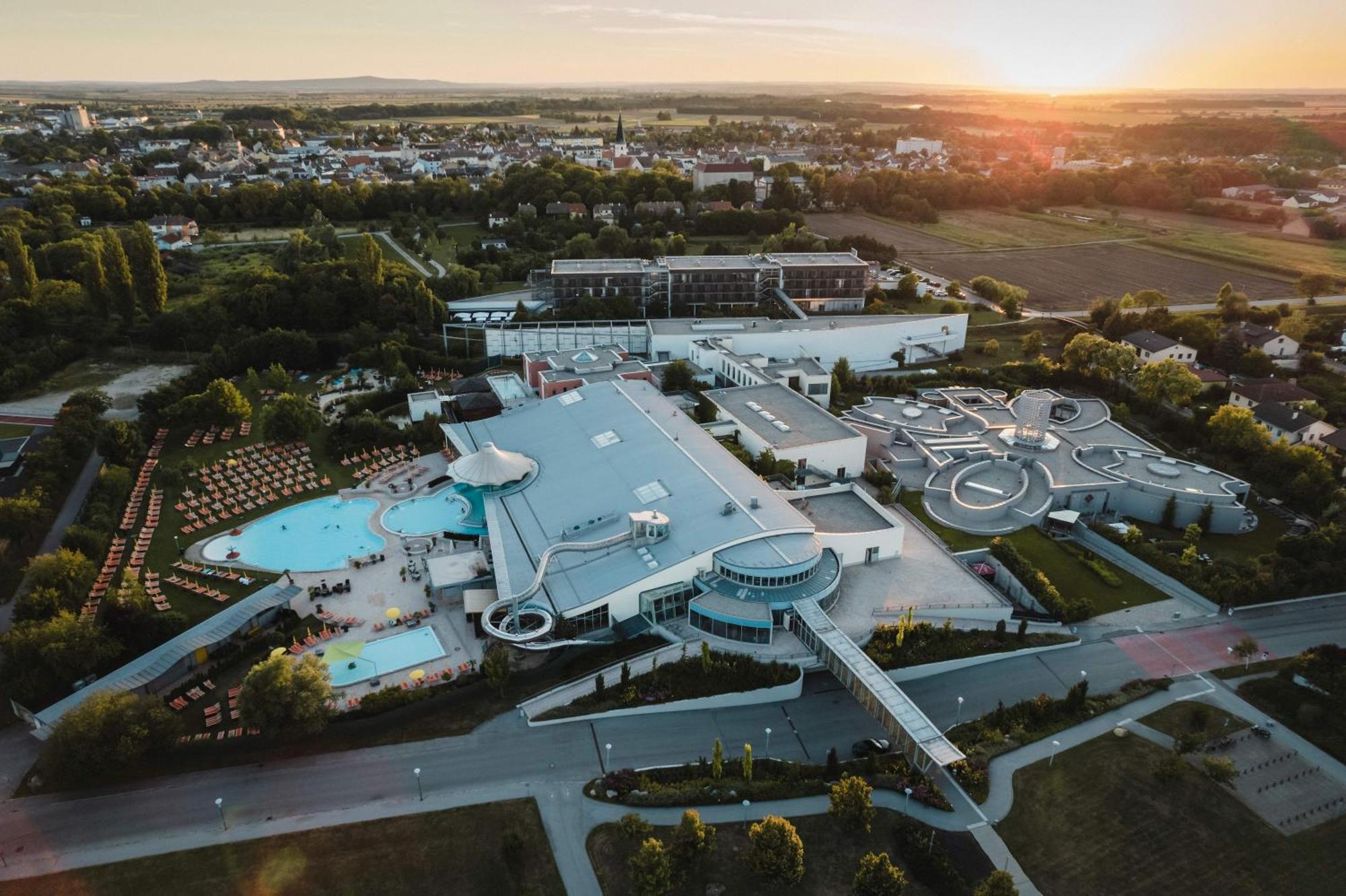 Therme Laa - Hotel & Silent Spa Лаа ан дер Тая Екстериор снимка